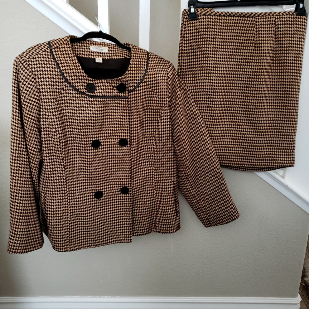 Women's   skirt suits.